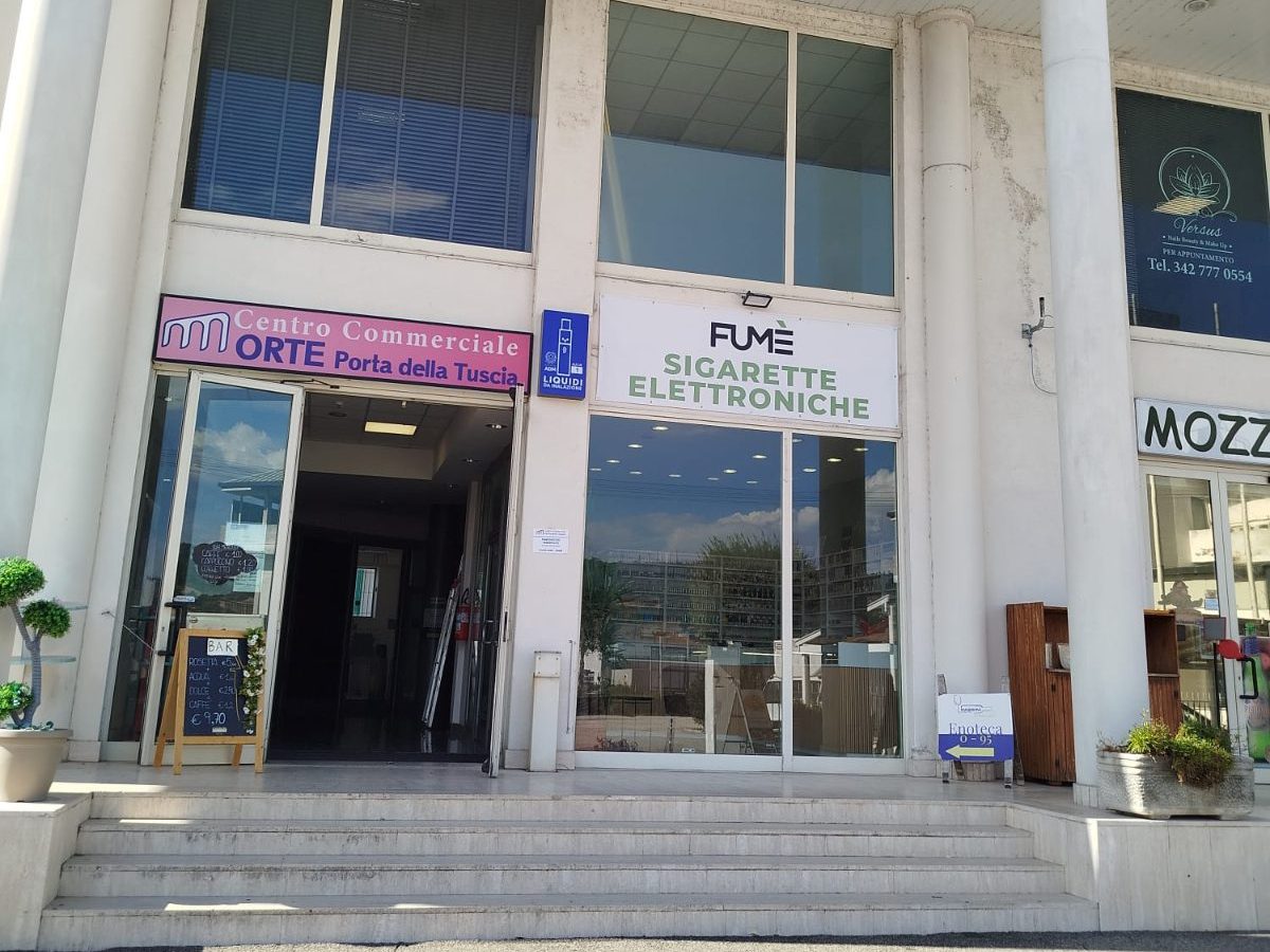 Fumè Orte, l'insegna e la vetrina
